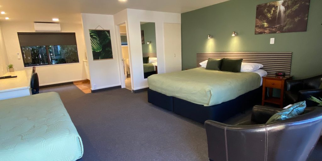 Dunedin New Zealand accommodation, Commodore Motel suite with a king and single bed